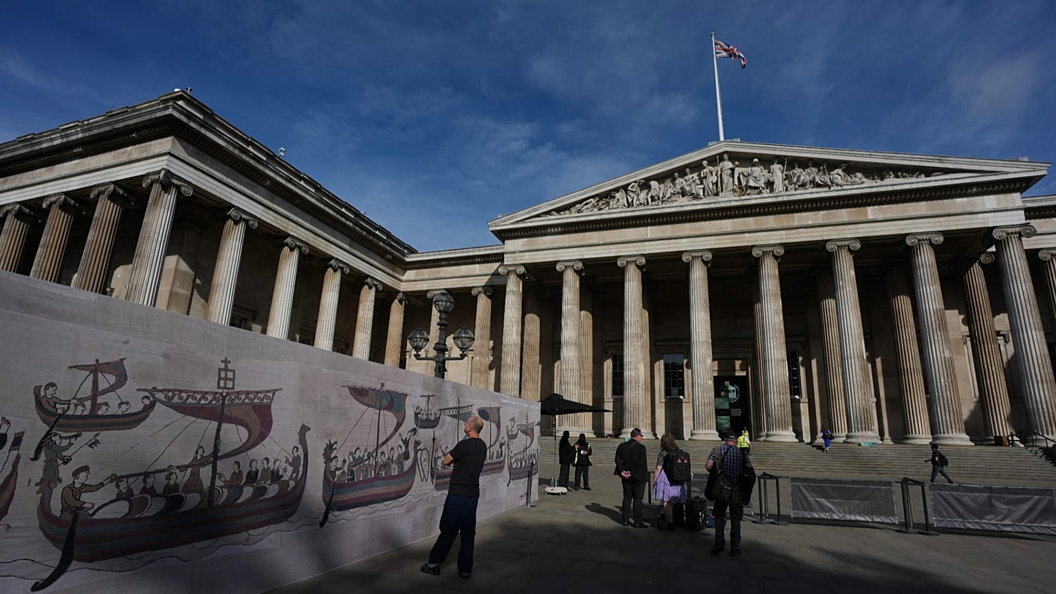 Plakat des Teppichs von Bayeux vor dem British Museum in London, aufgenommen am siebten September 2026