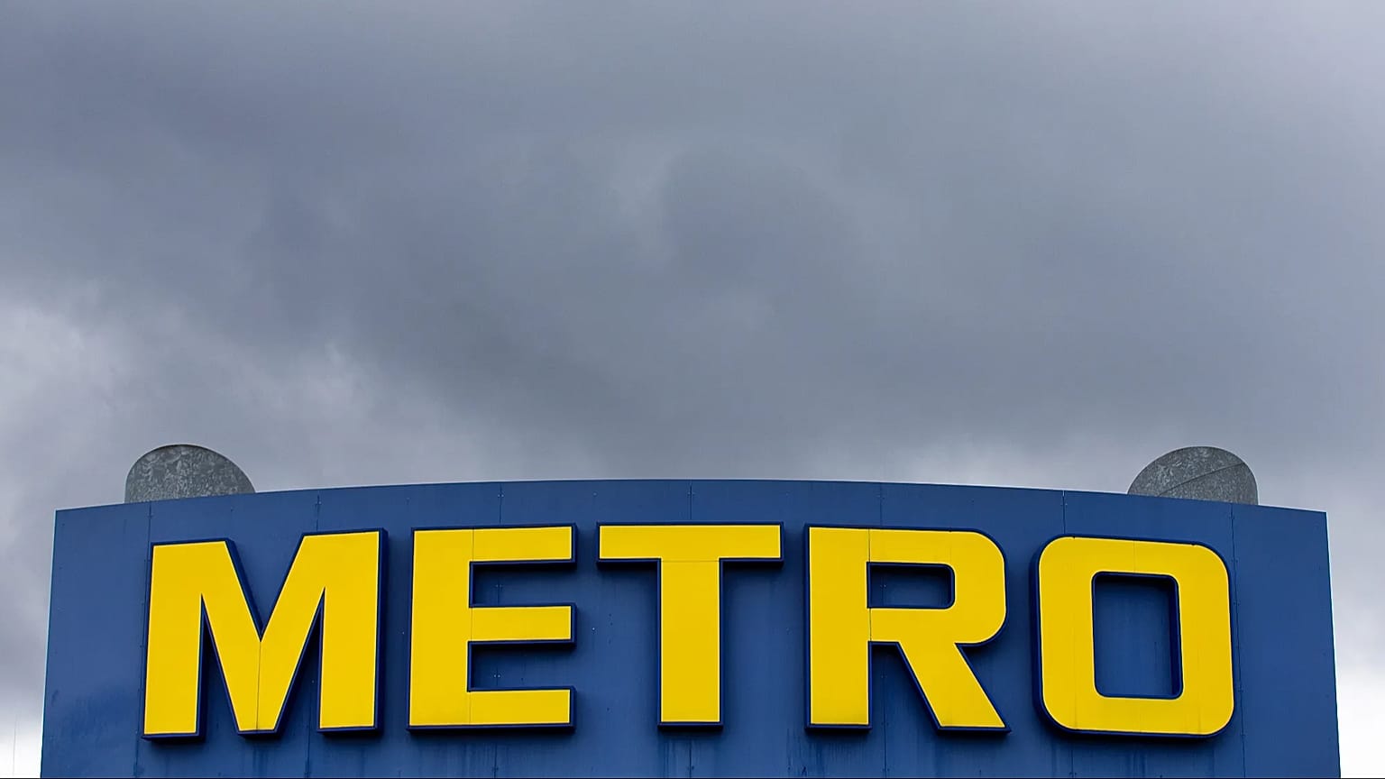 ARQUIVO - Logótipo da Metro Cash&Carry fotografado em Düsseldorf, Alemanha, quarta-feira, 30 de março de 2016