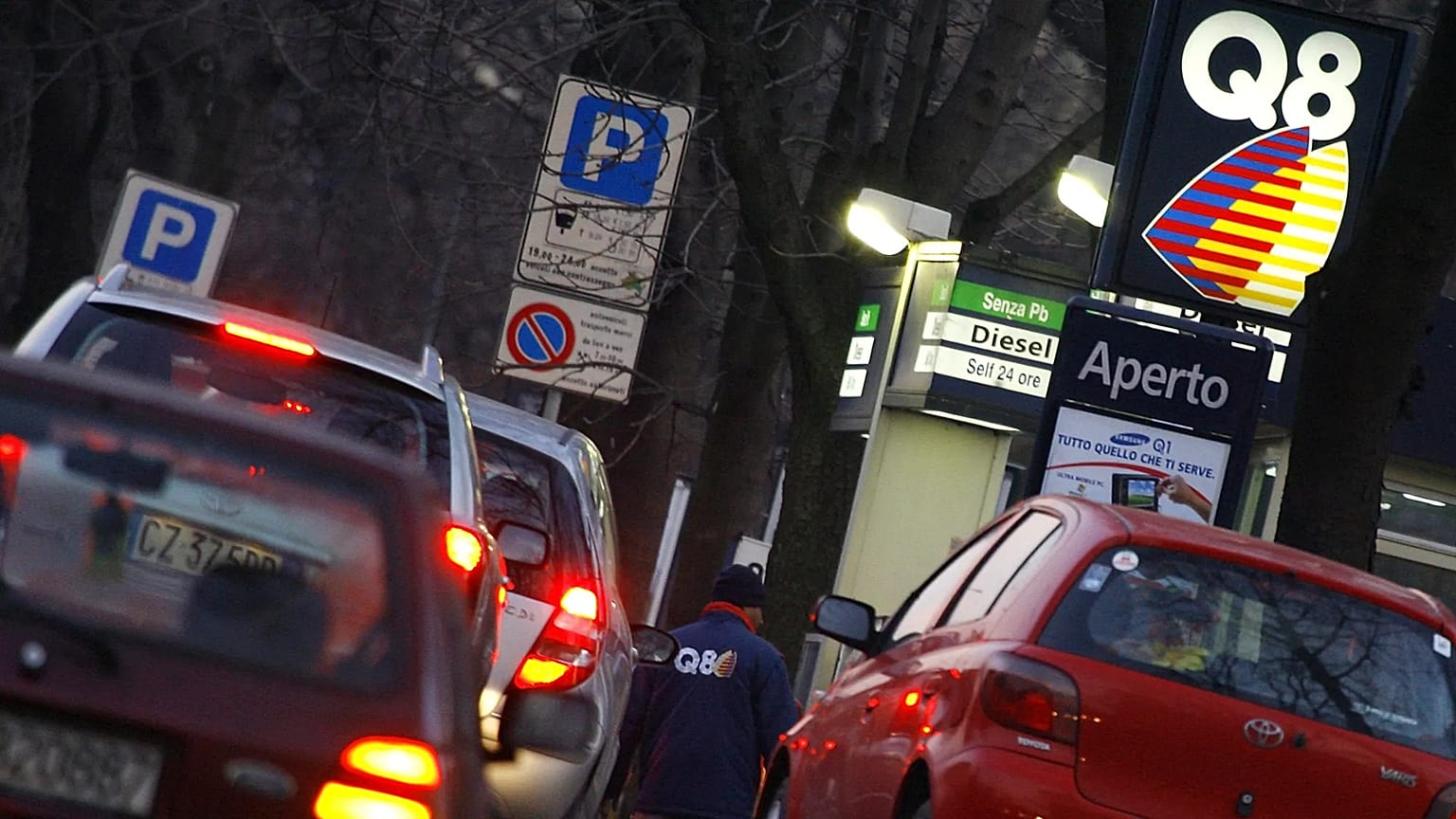 ARCHIVIO: Una stazione di servizio Q8 a Milano  (5 febbraio 2007)