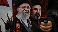 أحد مناصري حزب الله يحمل صورة لعلي خامنئي ونجله مجتبى خامنئي خلال احتجاج في حارة حريك ببيروت، 22 سبتمبر/أيلول 2026