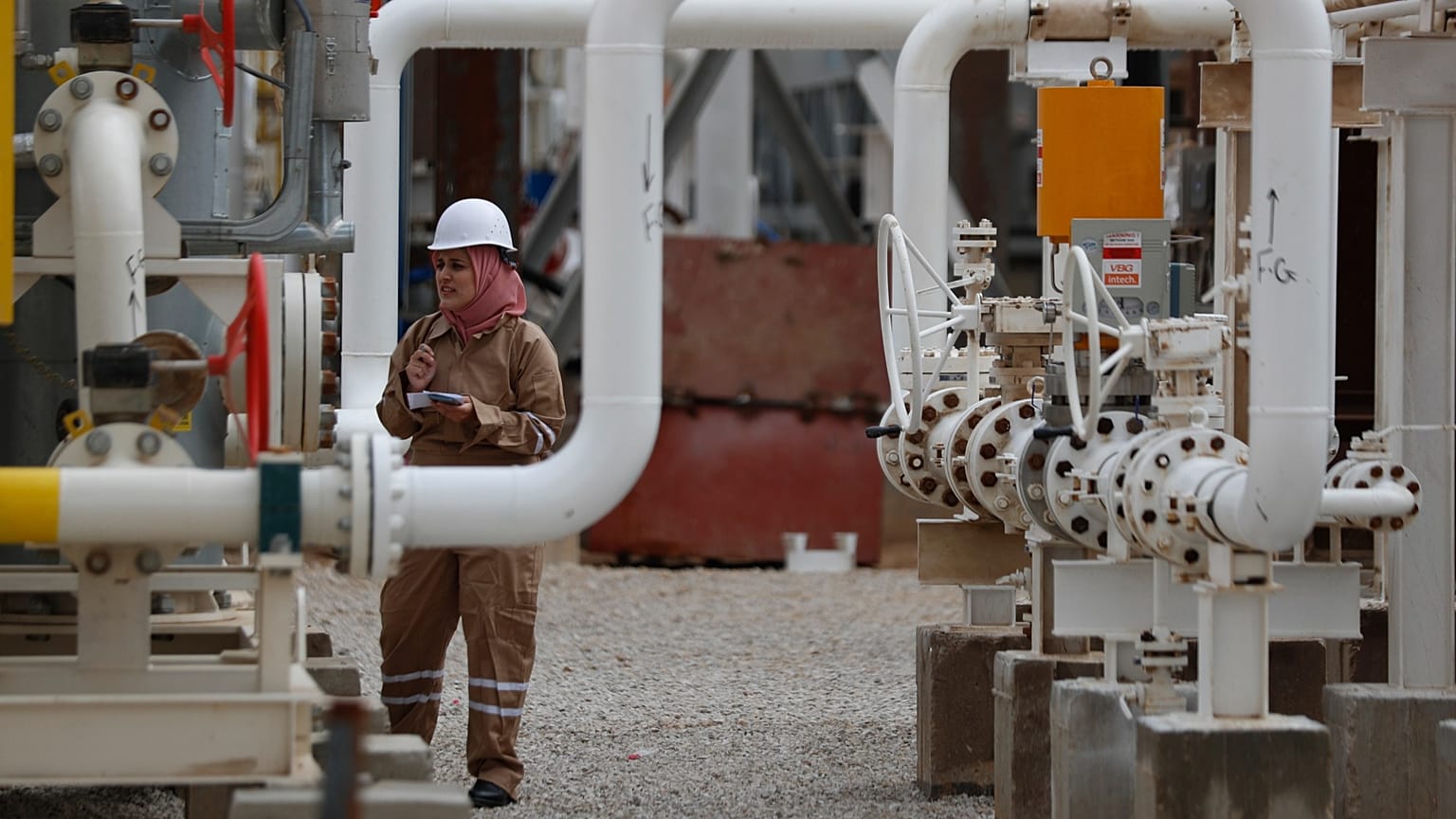 ARCHIV: Eine Frau arbeitet in einer Gasanlage in der Provinz Homs, am neunten November 2022
