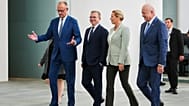 Chanceler austríaco Christian Stocker, primeira-ministra dinamarquesa Mette Frederiksen, primeiro-ministro finlandês Petteri Orpo e chanceler alemão Friedrich Merz em Berlim