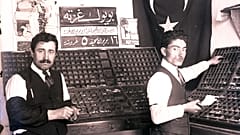 Büyük Gazete mürettiphanesinde dizgiciler [mürettipler] harfleri dizerken poz veriyor. 