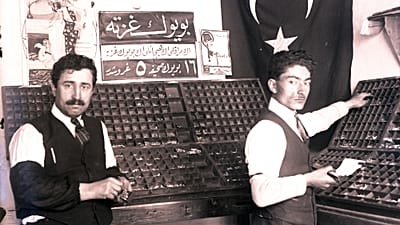 Büyük Gazete mürettiphanesinde dizgiciler [mürettipler] harfleri dizerken poz veriyor. 