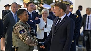 El presidente francés, Emmanuel Macron, estrecha la mano de un soldado durante una visita a la base aérea 155 en Orange, sur de Francia, el 15 de septiembre de 2026.