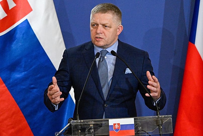 O primeiro-ministro da Eslováquia, Robert Fico, participa numa conferência de imprensa em Godollo, 23 de junho de 2026