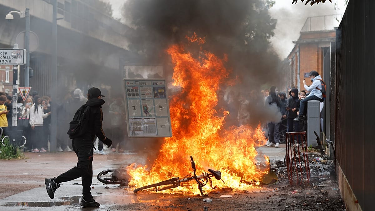 French students clash with police as blockades over conditions in schools intensify