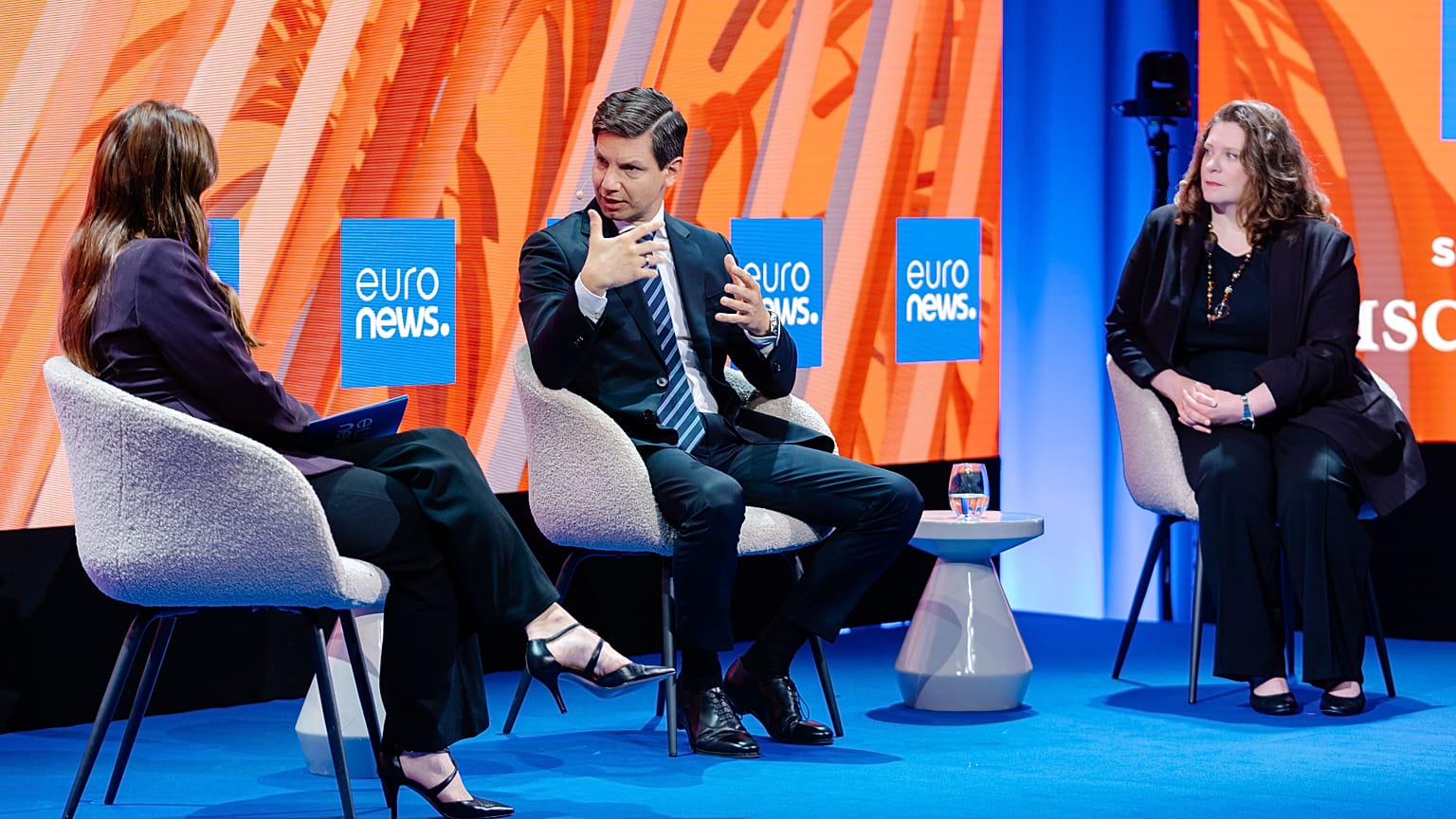 Olivér Csendes, presidente da Agência Húngara de Turismo, e Sandrine Buffenoir, diretora para Países Baixos, Bélgica e Luxemburgo na Atout France, intervieram na cimeira