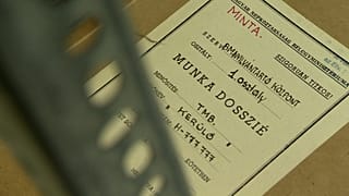 Egy régen az ügynökök betanítására használt iratköteg fedlapja a levéltár raktárában