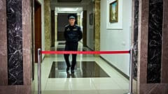 Сотрудник Федеральной службы судебных приставов России несет службу в коридоре, ведущем к зале судебных заседаний в здании суда в Екатеринбурге, Россия, 18 июля 2024.