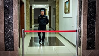 Сотрудник Федеральной службы судебных приставов России несет службу в коридоре, ведущем к зале судебных заседаний в здании суда в Екатеринбурге, Россия, 18 июля 2024.