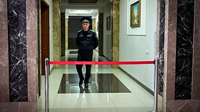 Сотрудник Федеральной службы судебных приставов России несет службу в коридоре, ведущем к зале судебных заседаний в здании суда в Екатеринбурге, Россия, 18 июля 2024.