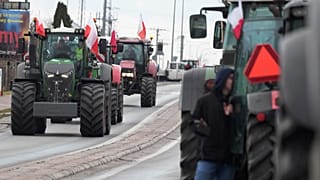 Polscy rolnicy jadą ciągnikami w konwoju, nasilając ogólnokrajowy protest przeciwko importowi żywności z Ukrainy oraz unijnej polityce środowiskowej, 20 lutego 2024 roku.