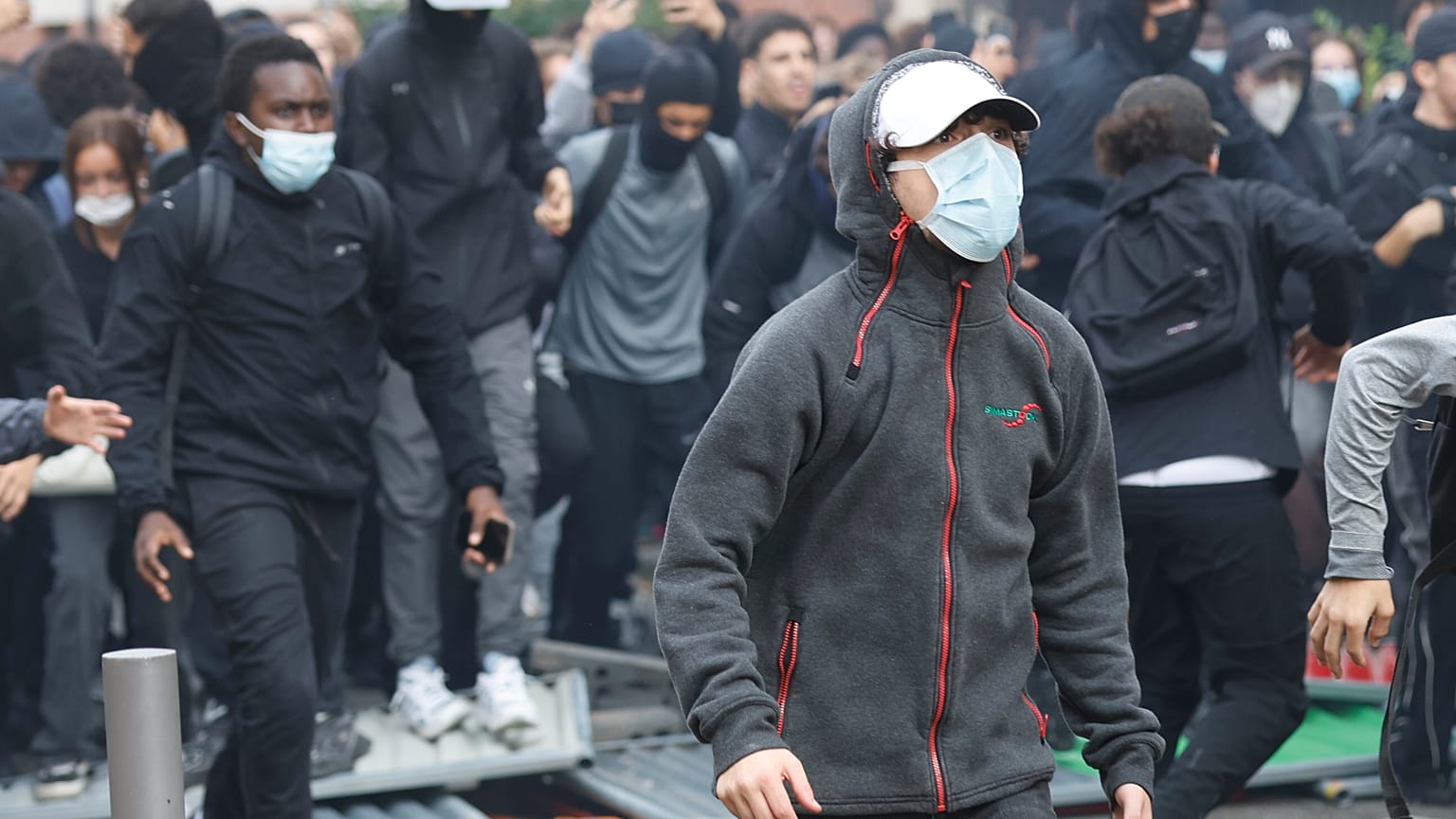 Des élèves font face à la police devant le lycée Baggio, bloqué pour protester contre la présentation par le gouvernement du projet de budget de l'année prochaine, à Lille.