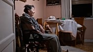 Maricarmen espera en casa la llegada de la policía antes de ser desalojada de la vivienda donde residía en Madrid, España, el 23 de septiembre de 2026.