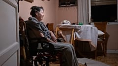 Maricarmen otthon várja a rendőrség érkezését, mielőtt kilakoltatnák abból a madridi lakásból, ahol élt, 2026. szeptember 23-án.