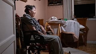 Maricarmen espera en casa la llegada de la policía antes de ser desalojada de la vivienda donde residía en Madrid, España, el 23 de septiembre de 2026.