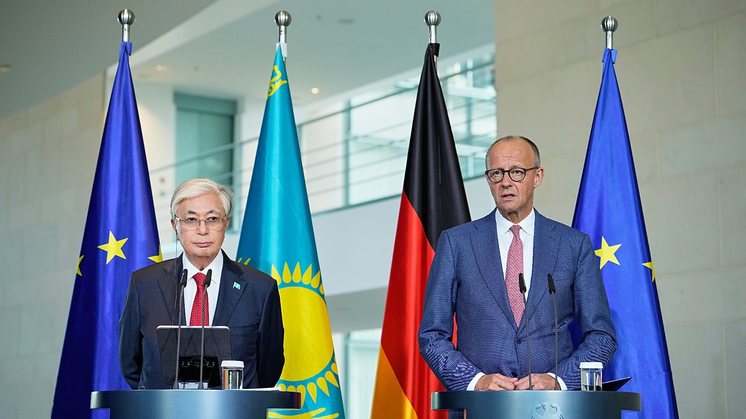 Bundeskanzler Friedrich Merz (r.) und Kasachstans Präsident Kassym-Schomart Tokajew bei einer gemeinsamen Pressekonferenz in Berlin am 29. September 2026.