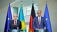 Bundeskanzler Friedrich Merz (r.) und Kasachstans Präsident Kassym-Schomart Tokajew bei einer gemeinsamen Pressekonferenz in Berlin am 29. September 2026.