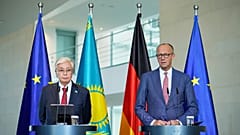 Bundeskanzler Friedrich Merz (r.) und Kasachstans Präsident Kassym-Schomart Tokajew bei einer gemeinsamen Pressekonferenz in Berlin am 29. September 2026.