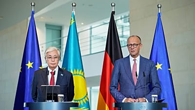 Bundeskanzler Friedrich Merz (r.) und Kasachstans Präsident Kassym-Schomart Tokajew bei einer gemeinsamen Pressekonferenz in Berlin am 29. September 2026.