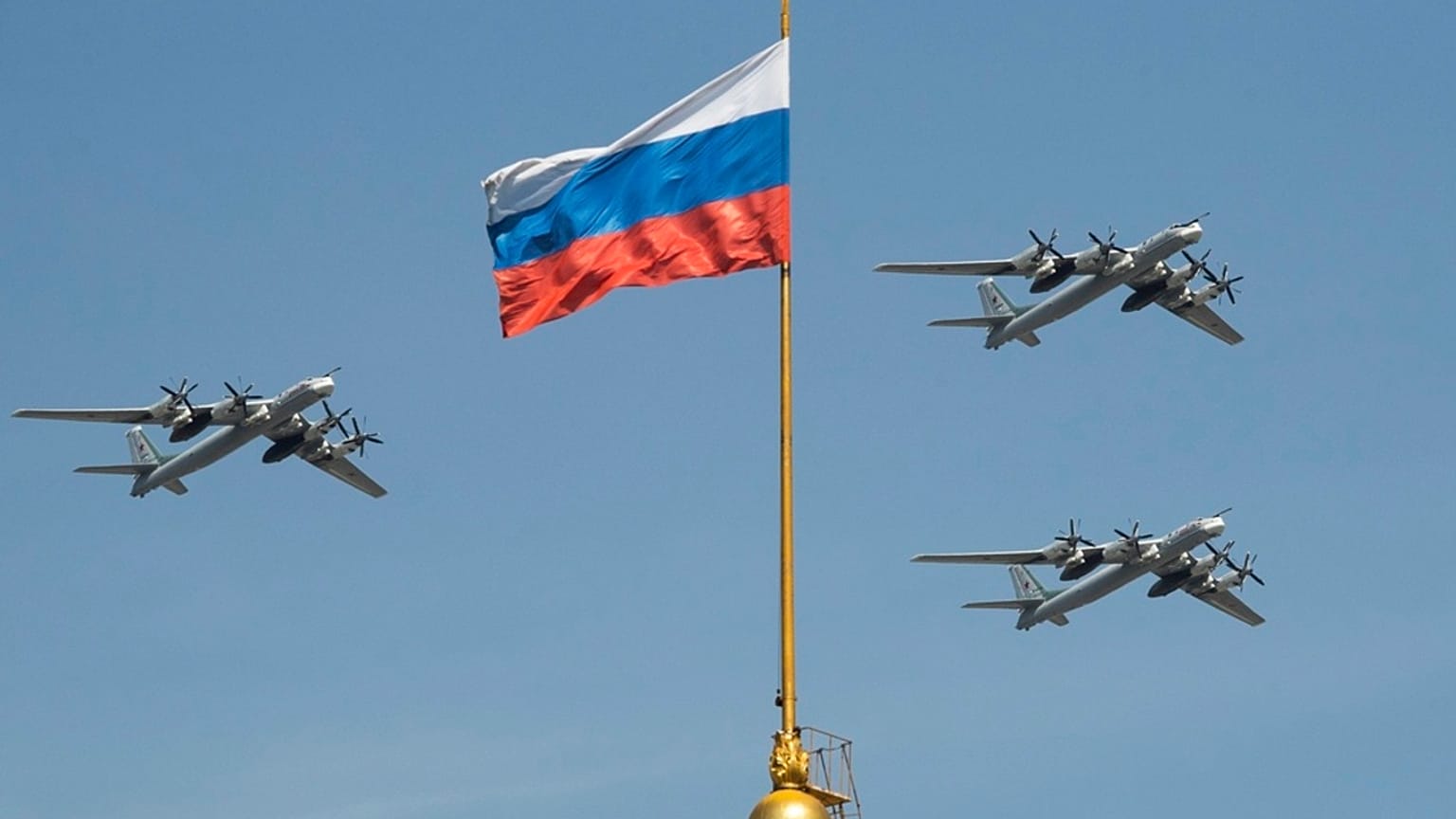 АРХИВ: Российские стратегические бомбардировщики Ту-95 на репетиции военного парада, посвященного Дню Победы, в Москве, Россия, 4 мая 2018 года