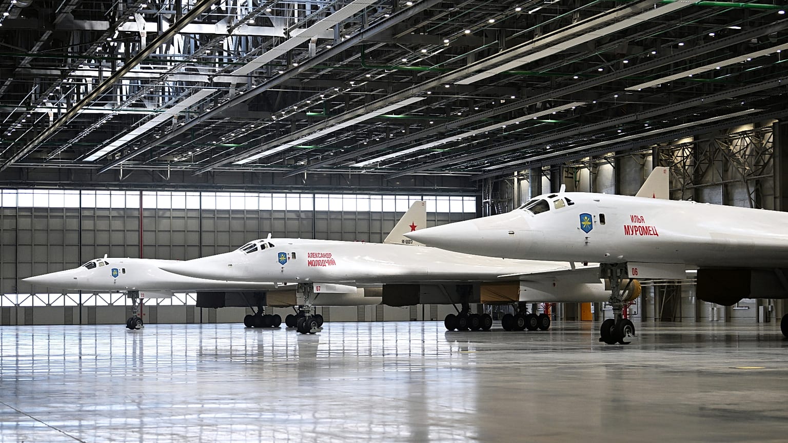 Стратегический бомбардировщик Ту-160М на заводе в Казани