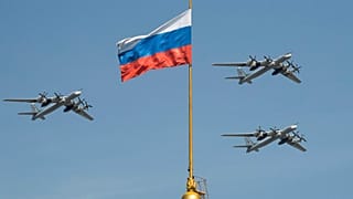 АРХИВ: Российские стратегические бомбардировщики Ту-95 на репетиции военного парада, посвященного Дню Победы, в Москве, Россия, 4 мая 2018 года
