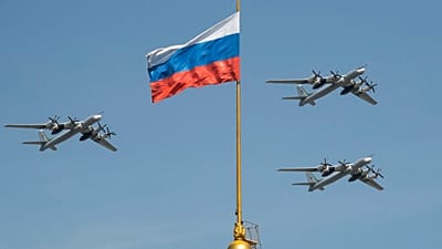 АРХИВ: Российские стратегические бомбардировщики Ту-95 на репетиции военного парада, посвященного Дню Победы, в Москве, Россия, 4 мая 2018 года