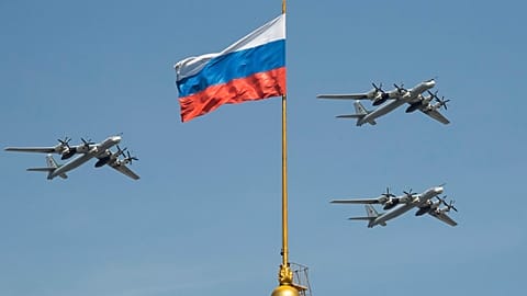 АРХИВ: Российские стратегические бомбардировщики Ту-95 на репетиции военного парада, посвященного Дню Победы, в Москве, Россия, 4 мая 2018 года
