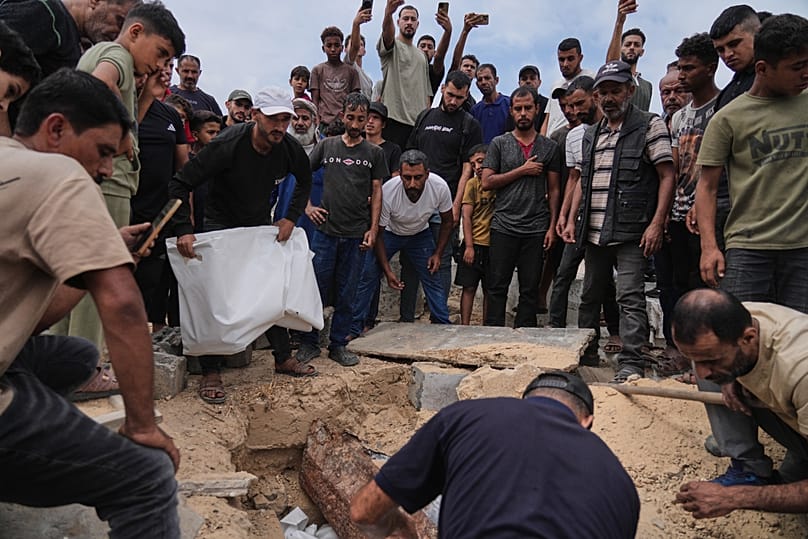 تشييع فلسطينيين قُتلوا في غارات إسرائيلية، بعد انتشال جثامينهم من تحت الأنقاض في النصيرات وسط قطاع غزة، الثلاثاء 29 أيلول 2026 