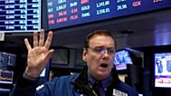 Patrick King lavora sul floor della Borsa di New York, martedì 23 ottobre 2018. (AP Photo/Richard Drew)