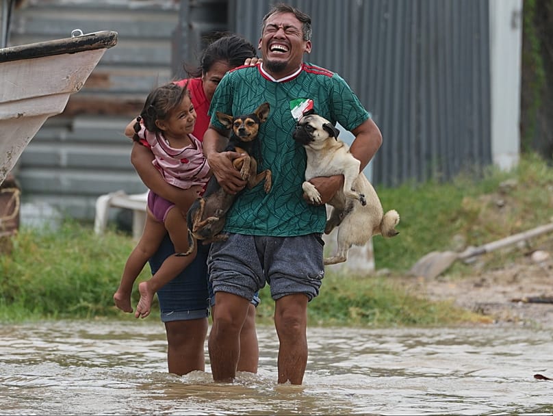 La gente evacua sus hogares cuando el huracán Polo se acerca a Puerto San Carlos, estado de Baja California Sur, México, el 28 de septiembre de 2026.