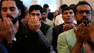 مصلون يؤدون صلاة عيد الفطر في ديربورن هايتس بولاية ميشيغان الأمريكية، 20 آذار 2026.