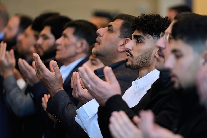 مصلون يؤدون صلاة عيد الفطر في المعهد الإسلامي الأمريكي بمدينة ديربورن هايتس في ميشيغان، 20 آذار 2026.