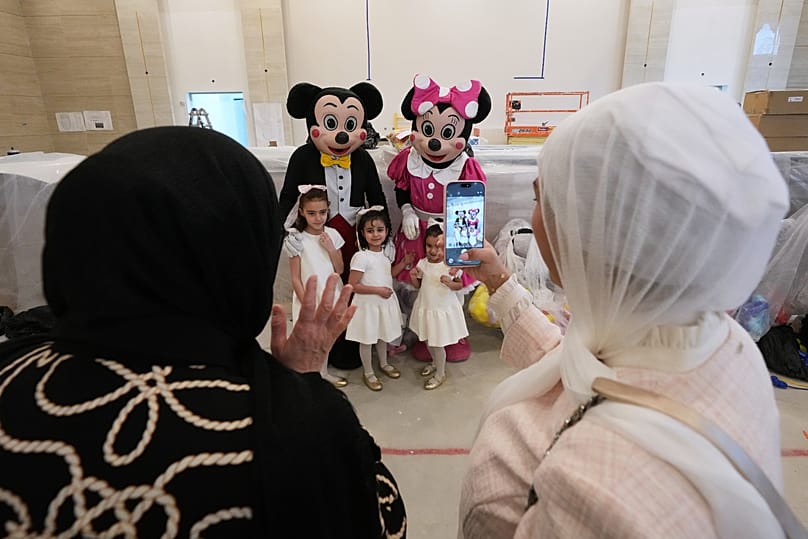 مصلون يلتقطون الصور بعد صلاة عيد الفطر في المعهد الإسلامي الأمريكي بميشيغان، 20 آذار 2026.