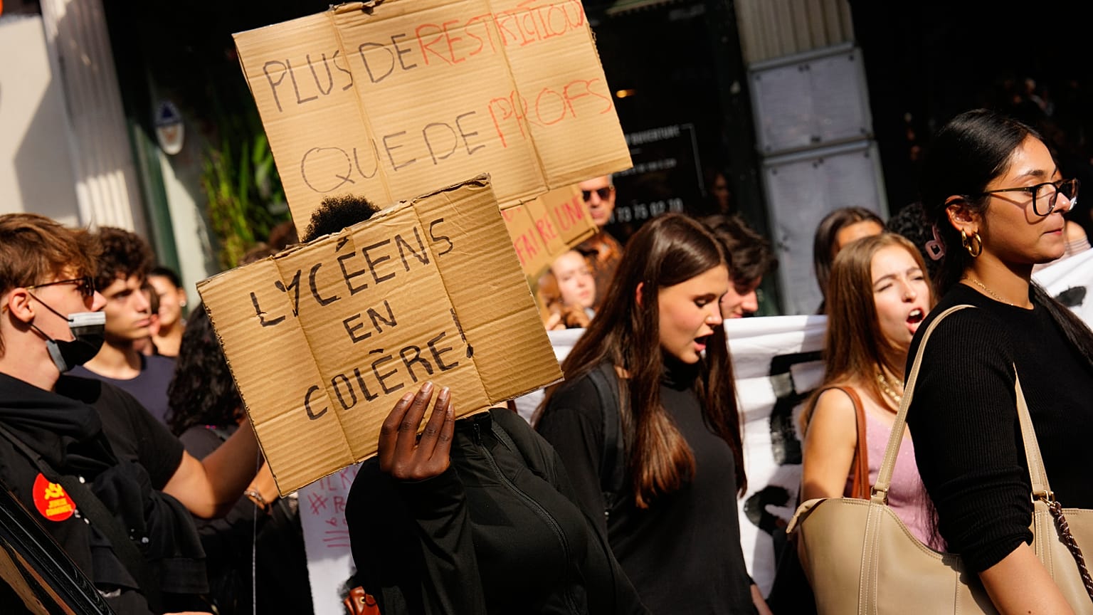 Des élèves participent à une manifestation, à Paris, mardi 29 septembre 2026.