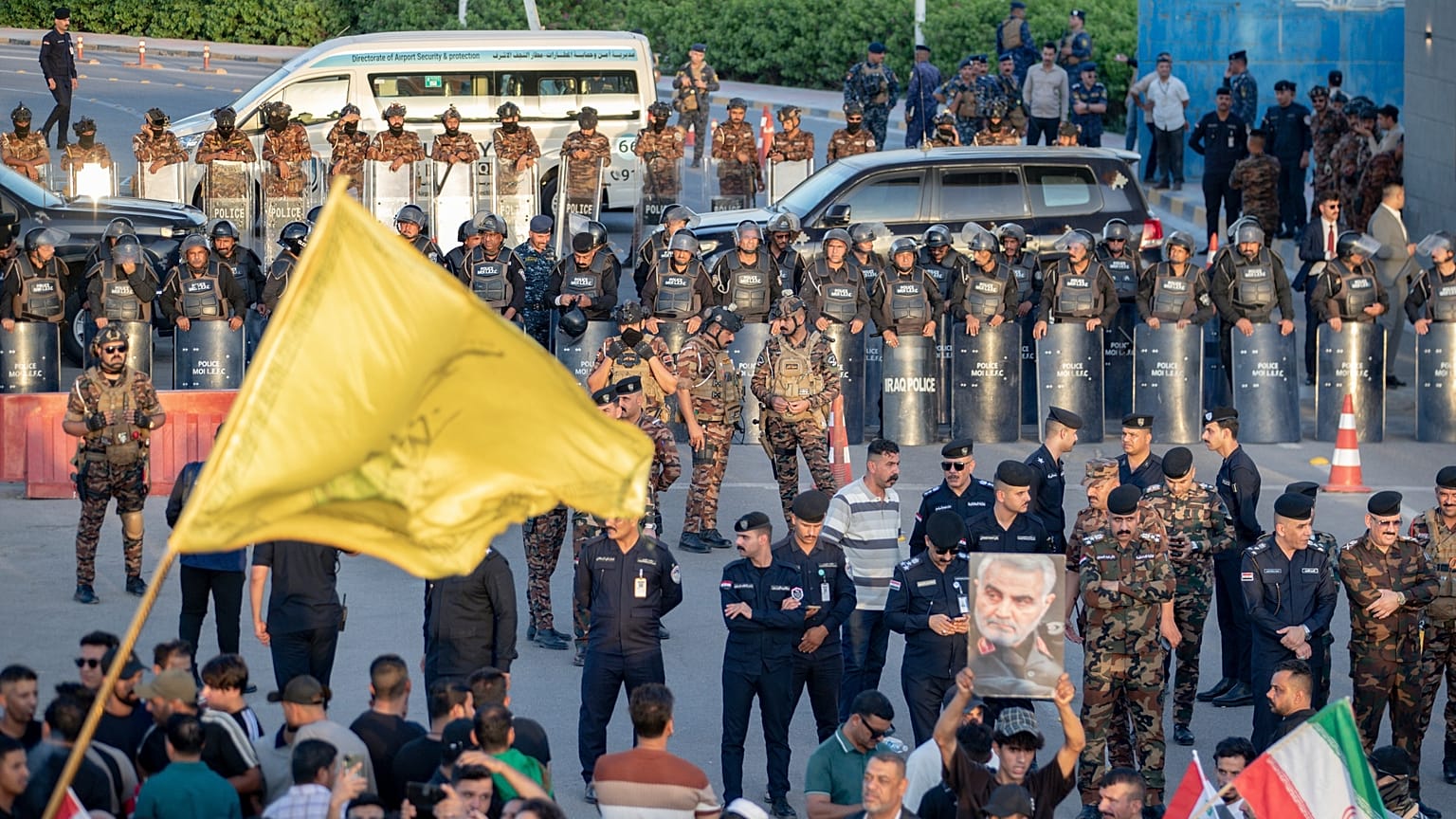 احتجاج ضد تعليق الرحلات الجوية بين العراق وإيران خارج مطار النجف الدولي في مدينة النجف بالعراق، يوم الاثنين 28 سبتمبر 2026.