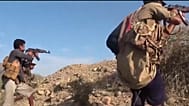 تظهر هذه الصورة مقاتلين حوثيين يطلقون النار من بنادقهم خلال اشتباكات مع قوات مدعومة من السعودية في موقع غير محدد باليمن، وذلك بحسب ما ذكرته الجماعة.