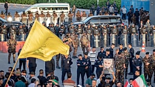 احتجاج ضد تعليق الرحلات الجوية بين العراق وإيران خارج مطار النجف الدولي في مدينة النجف بالعراق، يوم الاثنين 28 سبتمبر 2026.