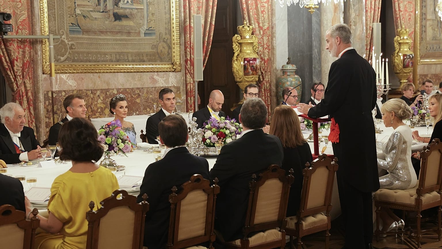 Felipe VI pronuncia su discurso ante la mirada de Pedro Sánchez y Emmanuel Macron en la cena del 29 de septiembre de 2026 en el Palacio Real de Madrid.