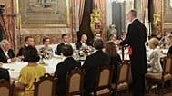 Felipe VI pronuncia su discurso ante la mirada de Pedro Sánchez y Emmanuel Macron