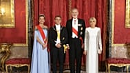 Los reyes Felipe y Letizia de Borbón posan junto a Emmanuel y Brigitte Macron en el Palacio Real de Madrid, durante la cena de gala del martes 30 de septiembre de 2026
