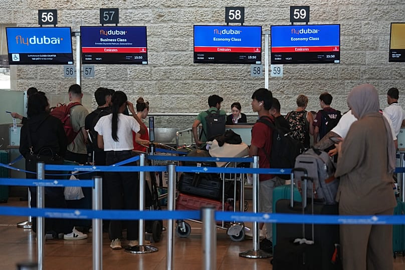 Passagiere warten in einer Schlange, um ihr Gepäck bei flydubai am Ben-Gurion-Flughafen bei Tel Aviv einzuchecken, 30. September 2026
