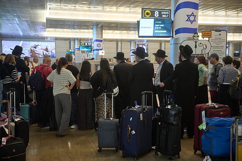 Viajantes chegam ao Aeroporto Ben Gurion, 25 de junho de 2025