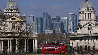 ARCHIV: Das Old Royal Naval College in Greenwich rahmt die Gebäude des Londoner Finanzviertels Canary Wharf, aufgenommen in London am Donnerstag, 27. März 2025.