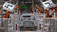 Photo d'archive : des robots assemblent une ID.3 électrique sur la chaîne de montage de l'usine Volkswagen à Zwickau, Allemagne, le 25 février 2020.