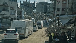 مركبات تابعة للأمم المتحدة ترافق سيارات إسعاف وحافلة تقل مرضى فلسطينيين في خان يونس، في طريقهم إلى معبر رفح لمغادرة قطاع غزة وتلقي العلاج في الخارج، 4 فبراير/شباط 2026. 