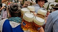 Eine Kellnerin trägt Bierkrüge nach dem Anstich des 191. Oktoberfests in München, Deutschland, am Samstag, den 19. September 2026.