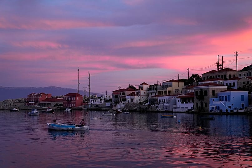 Un barco de pesca zarpa del puerto en una pequeña isla del Egeo, en el sureste de Grecia.